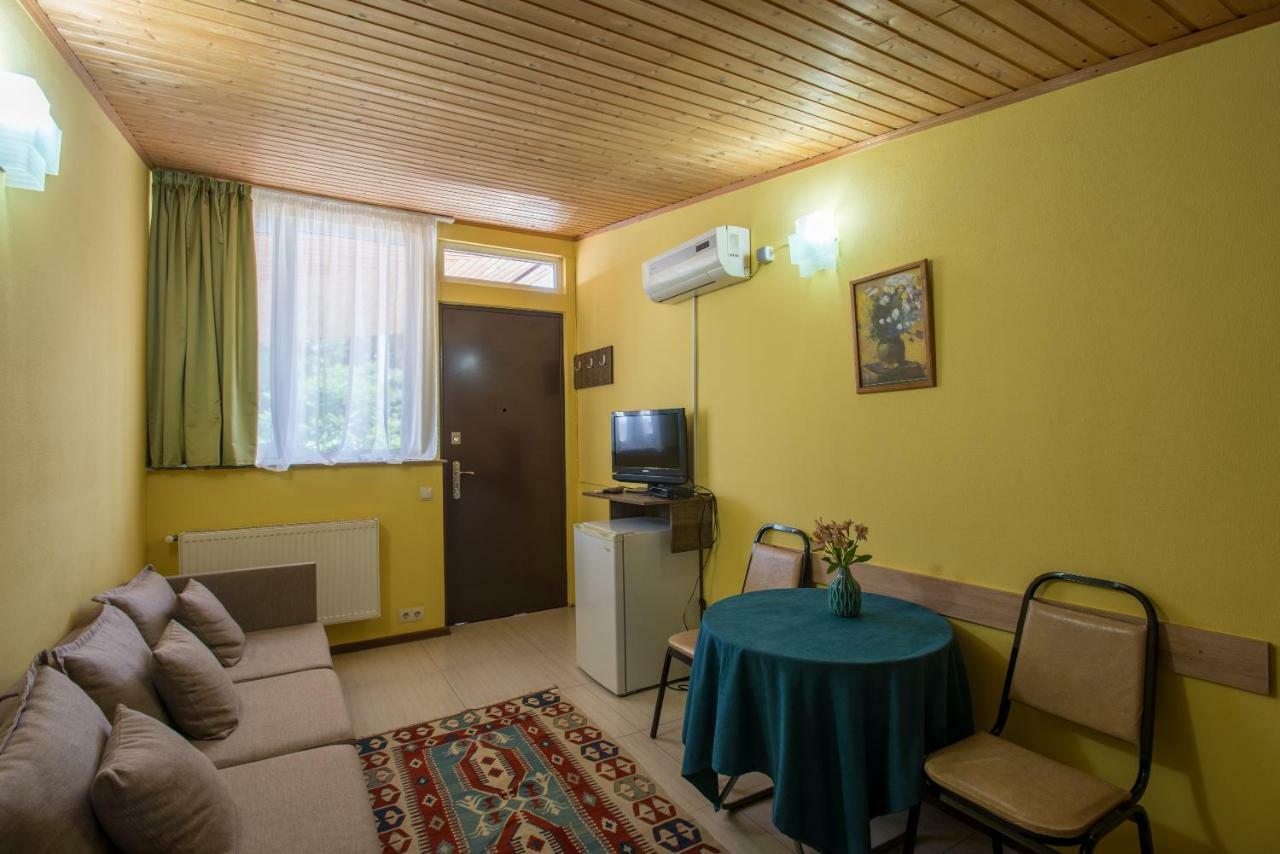 Accent Hotel Tbilisi Esterno foto
